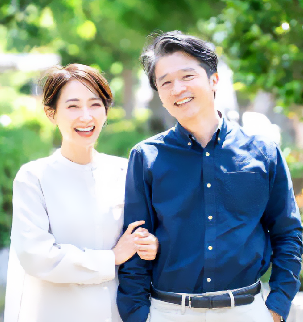 笑顔の50代〜60代夫婦