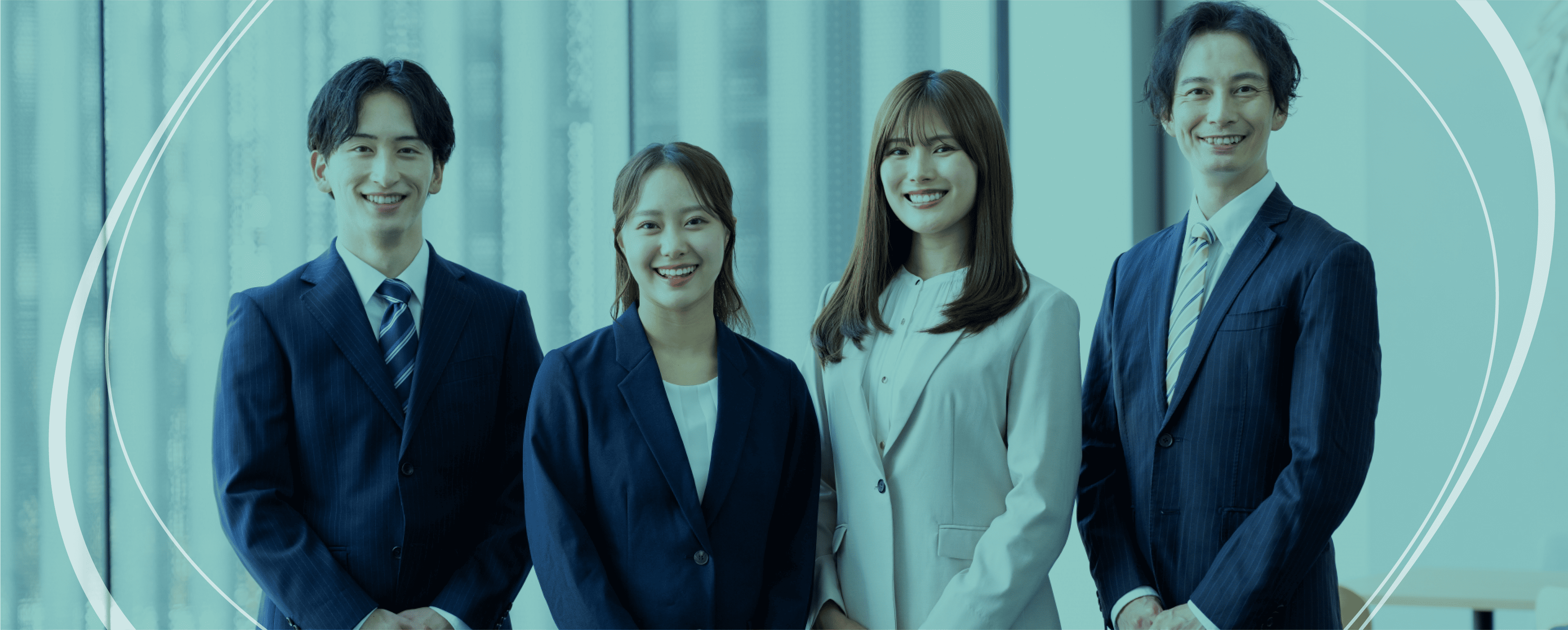 社員写真（スーツ姿の4人）