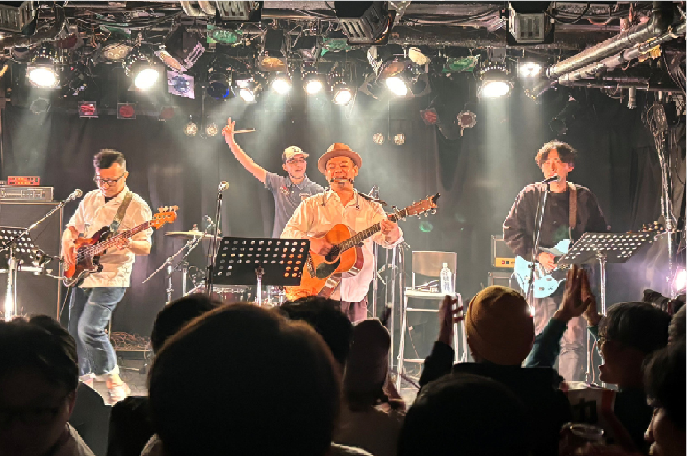 ライブ演奏中のバンド写真