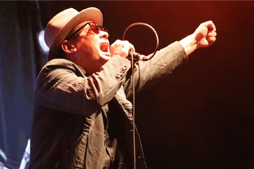 ボーカルが叫ぶライブ写真