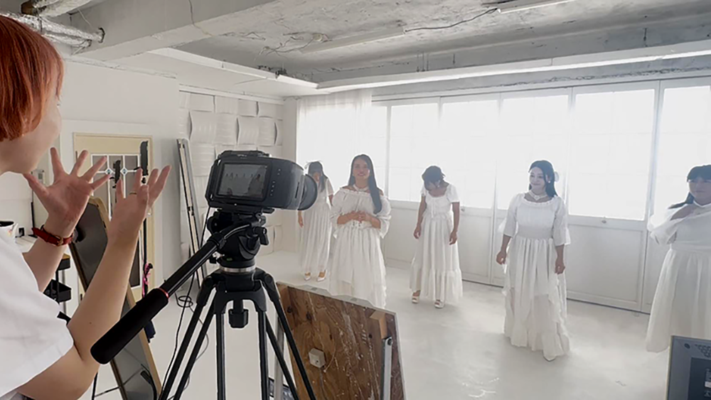 撮影現場で歌唱指導を行う森次美尊