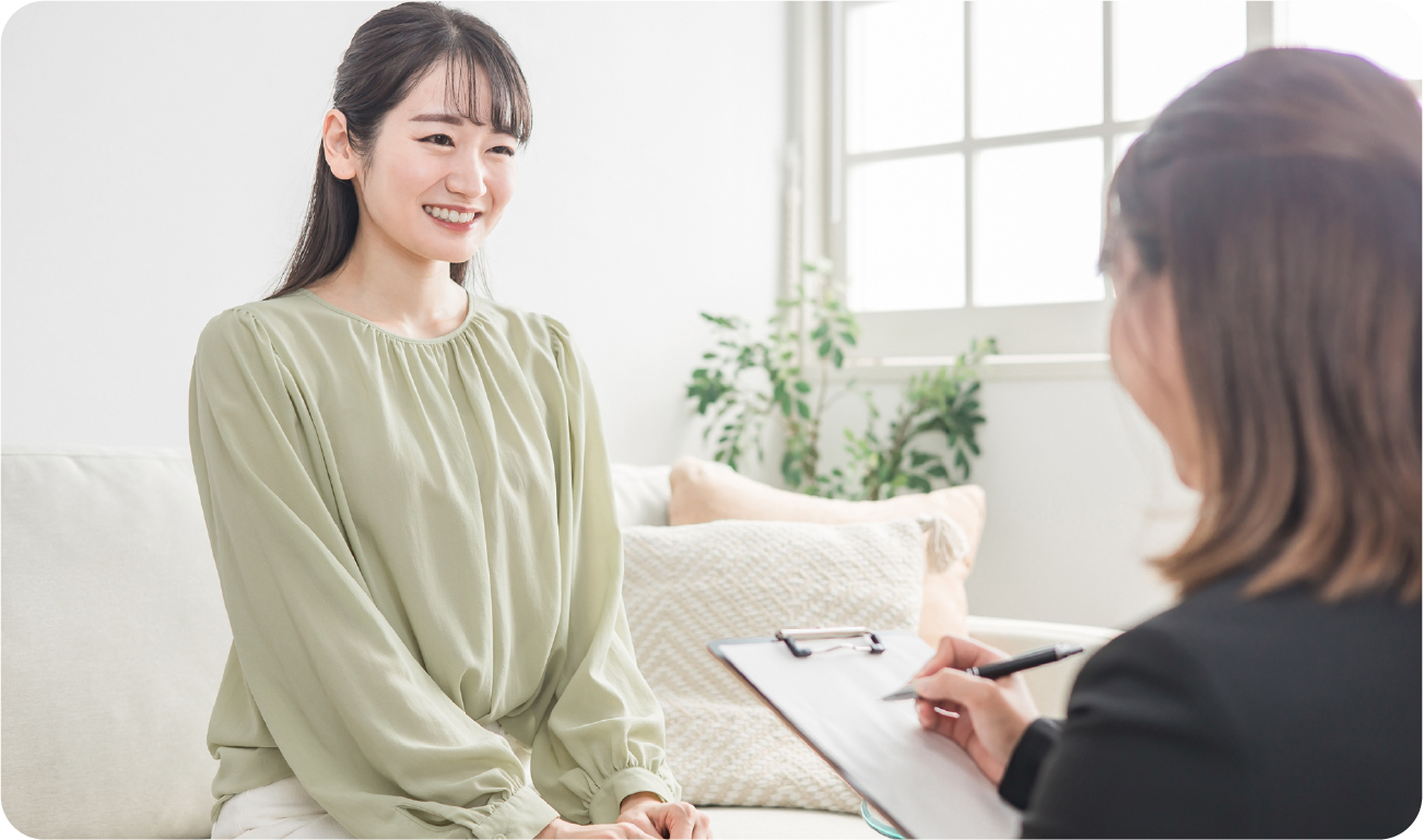 相談を受ける女性とヒアリングを行う担当者